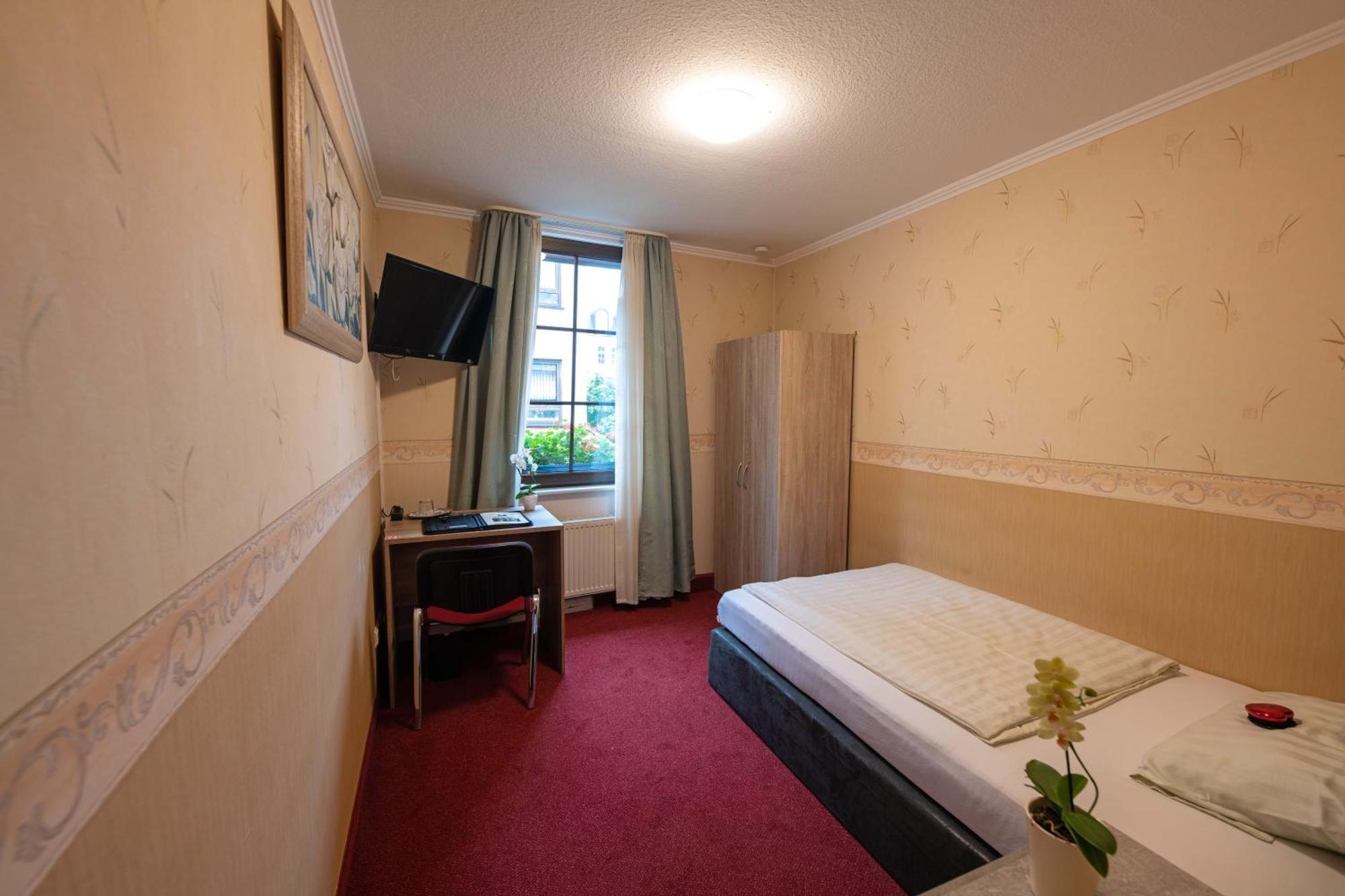 Hotel Am Rathaus Менден Экстерьер фото