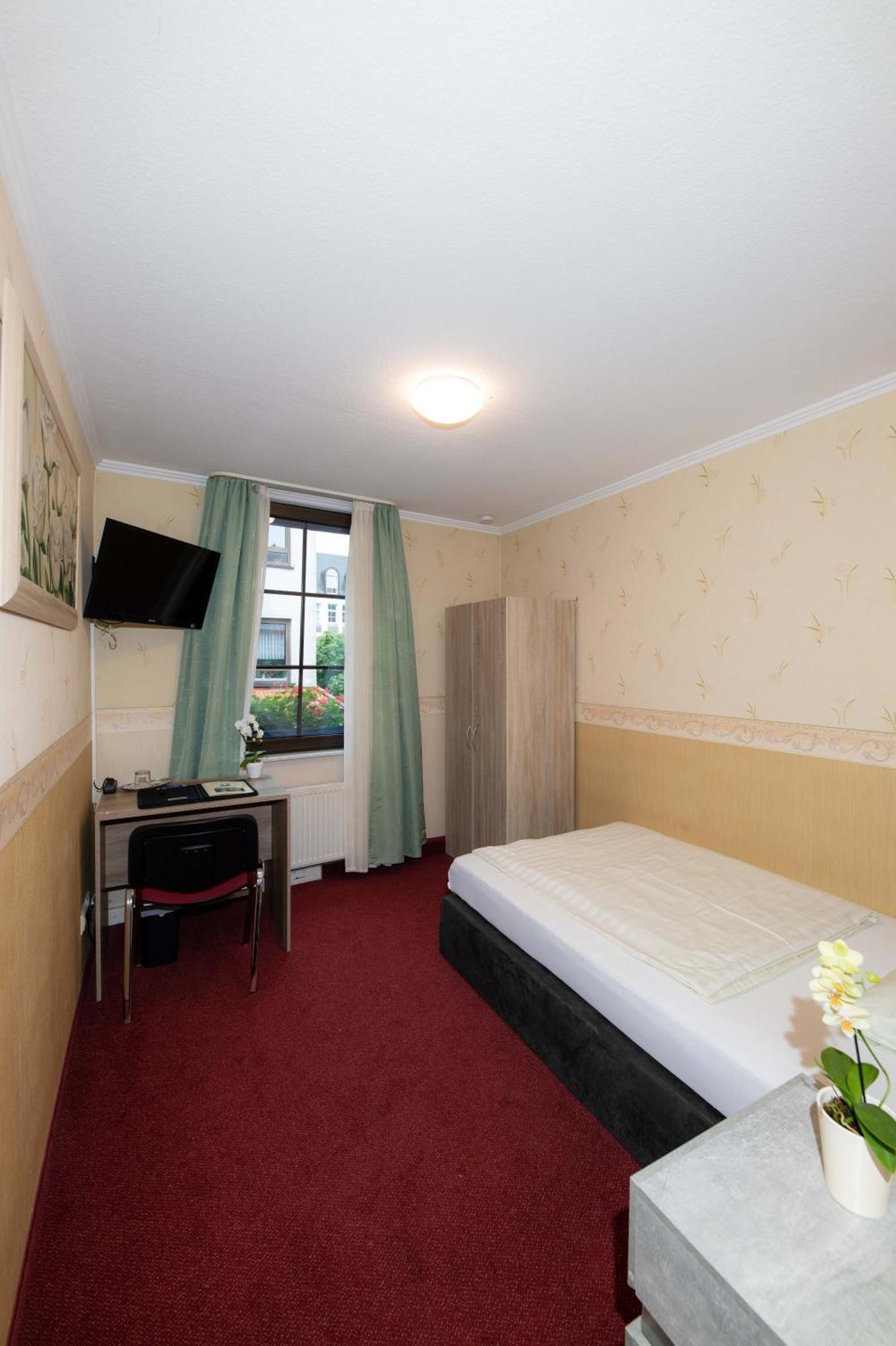 Hotel Am Rathaus Менден Экстерьер фото